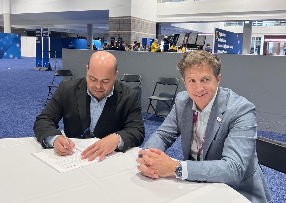 Dr. Olvin Reyes y Dr. Fernando Petracci firmando el convenio SHO–LABCA