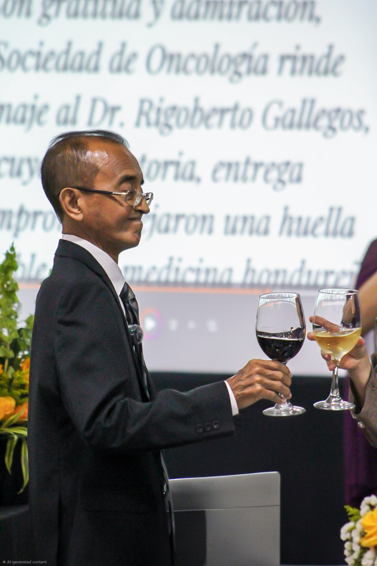 Homenaje al Dr. Rigoberto Gallegos durante el II Congreso Nacional de Oncología